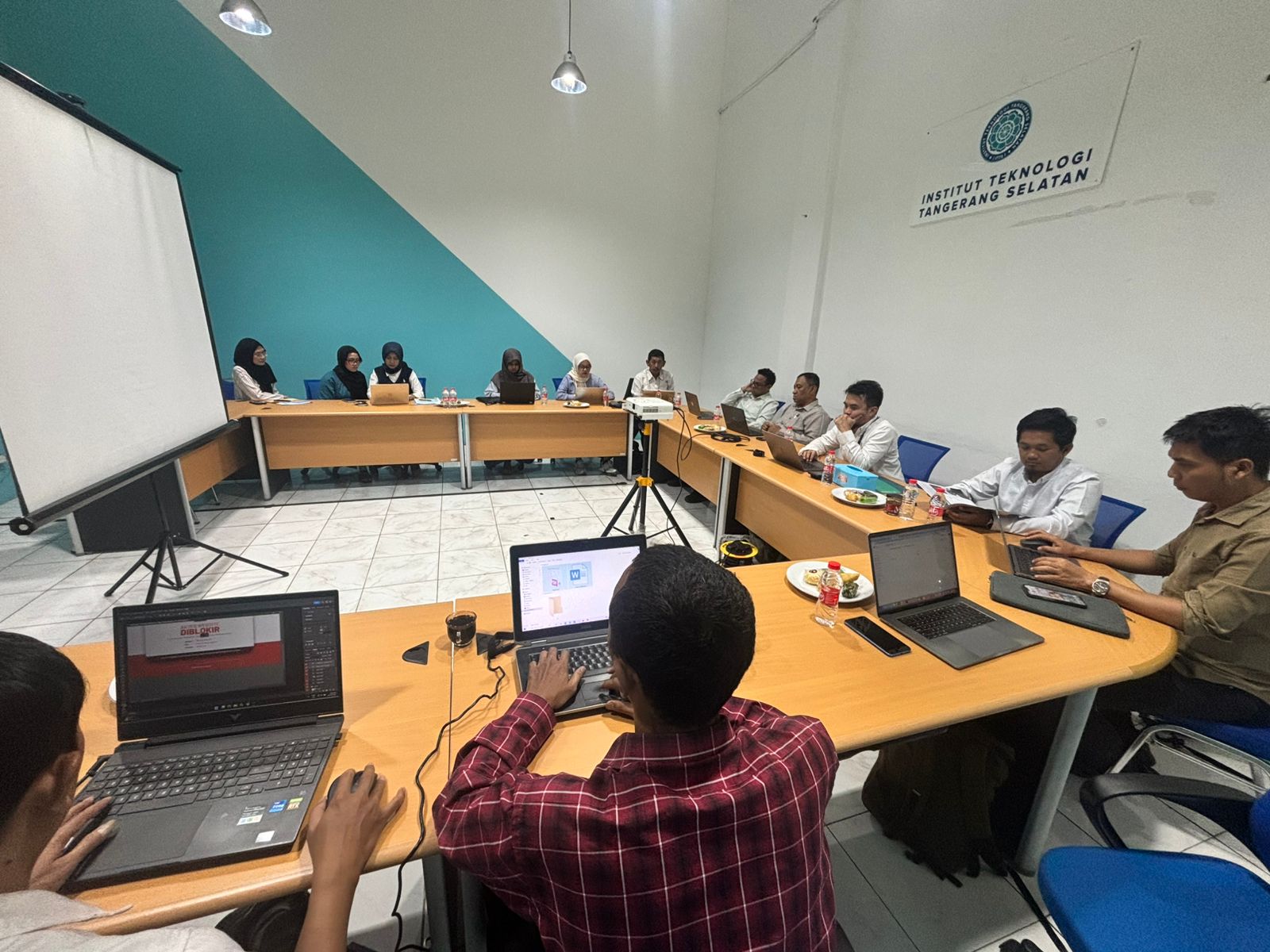 Rapat Rutin Mingguan: Wujud Komitmen Peningkatan Kualitas Program Studi Teknologi Informasi ITTS