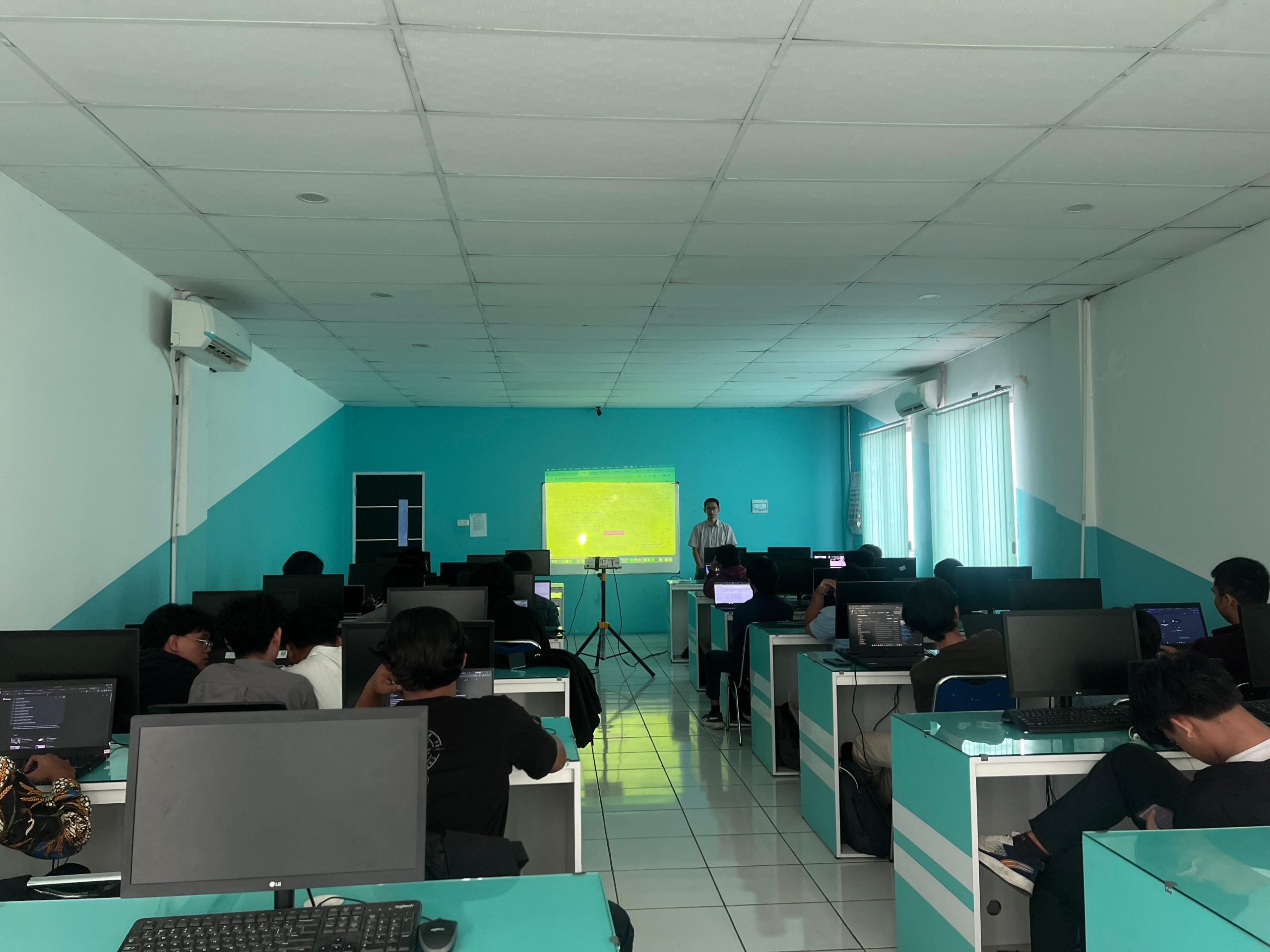 Mahasiswa TI Belajar Menggunakan N8N: Memperkuat Kompetensi Automasi Workflow