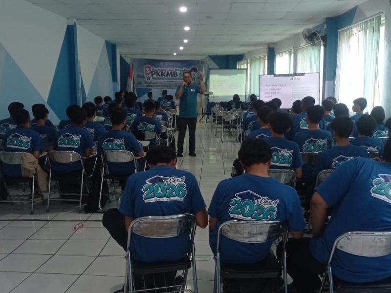 PKKMB ITTS Hari Ke 2: Memperkenalkan Keunggulan Prodi Teknologi Informasi kepada Mahasiswa Baru